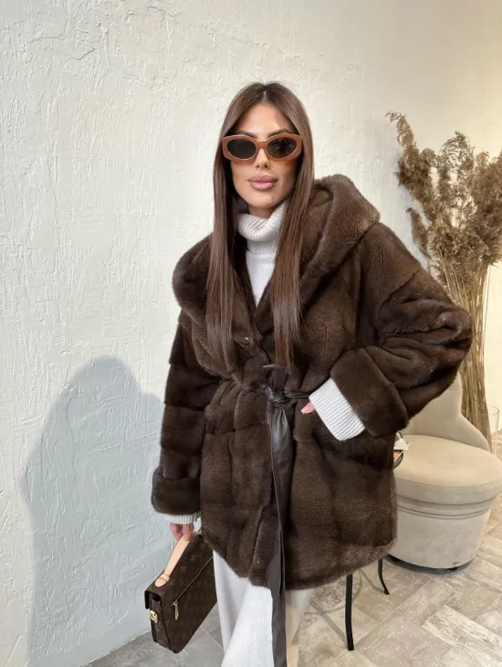 Шуба из меха аукционной норки с капюшоном - цвет соболь - фото 0