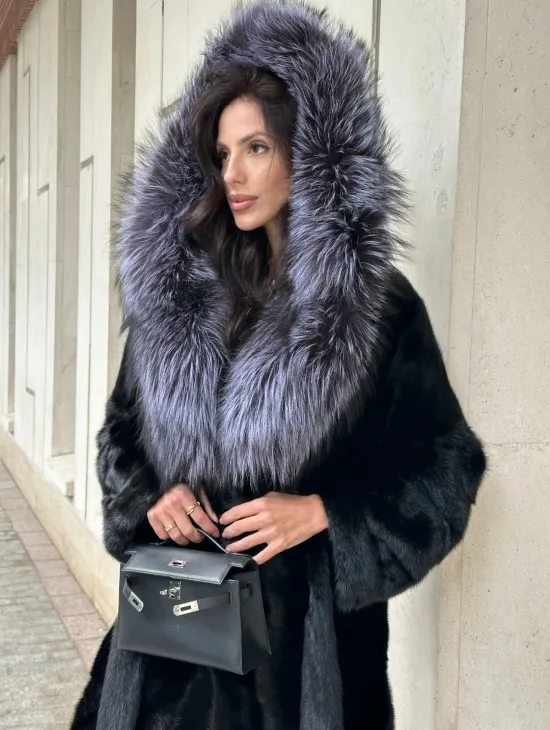 Норковая шуба черного цвета с капюшоном из чернобурки - фото 3